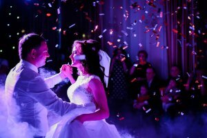 confetti_fall_wedding_couple_whirling_smoke_1_