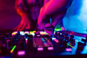 close_up_dj_hands_dj_console_mixer_concert_club